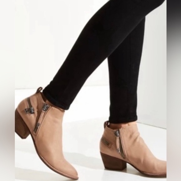 Dolce Vita Shoes - Dolce Vita tan leather western Ankle Booties size 6.5